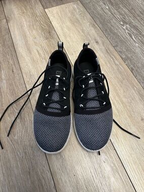 Under Armour Women's Charged 24/7 Low Exp Sneaker